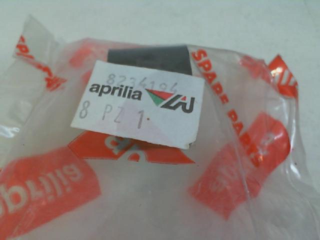 SUPPORTO GRIGLIA RADIATORE APRILIA AP8234194 - immagine 2