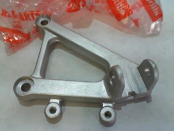 SUPPORTO DX PEDANA PILOTA RSV - TUONO 1000 APRILIA AP8146336 AP8135909
