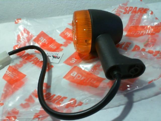 Supports Clignotants Avant Et Arrière Pour Aprilia Scarabeo – Noirs, Référence AP8127133 – Neufs