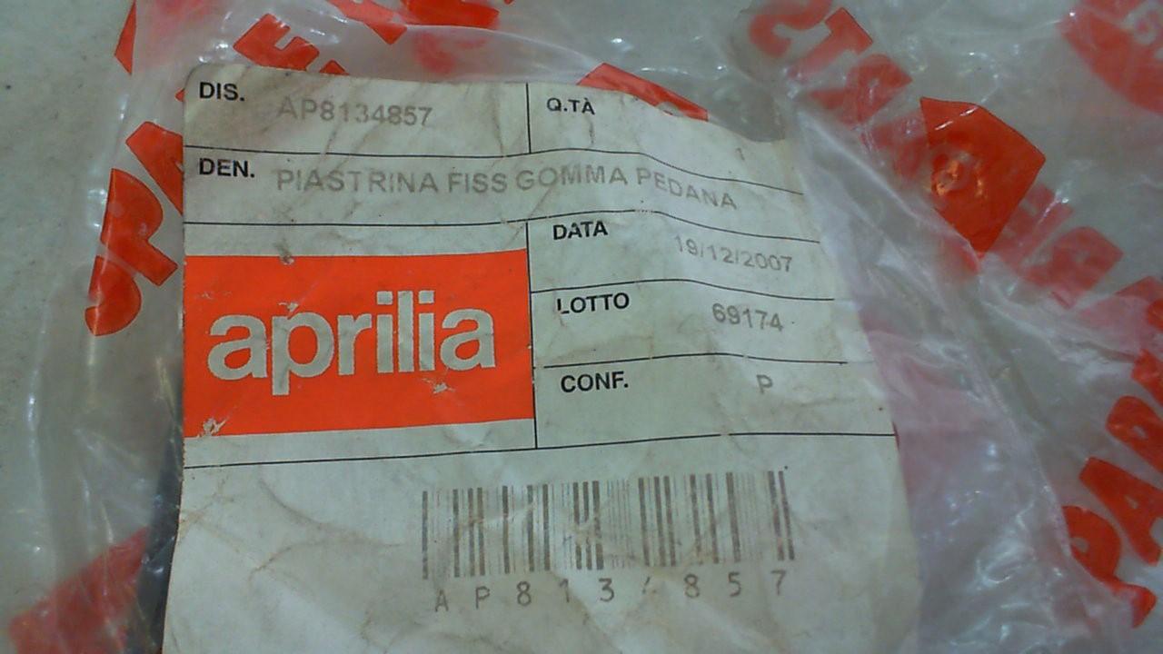 PIASTRINA FISS.GOMMA PEDANA APRILIA SCARABEO AP8134857 - immagine 2
