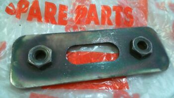 PIASTRINA FISS.GOMMA PEDANA APRILIA SCARABEO AP8134857