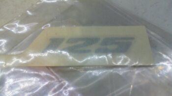 EMBLEMA 125 SIXTEEN SUZUKI 68131-20H10-YES