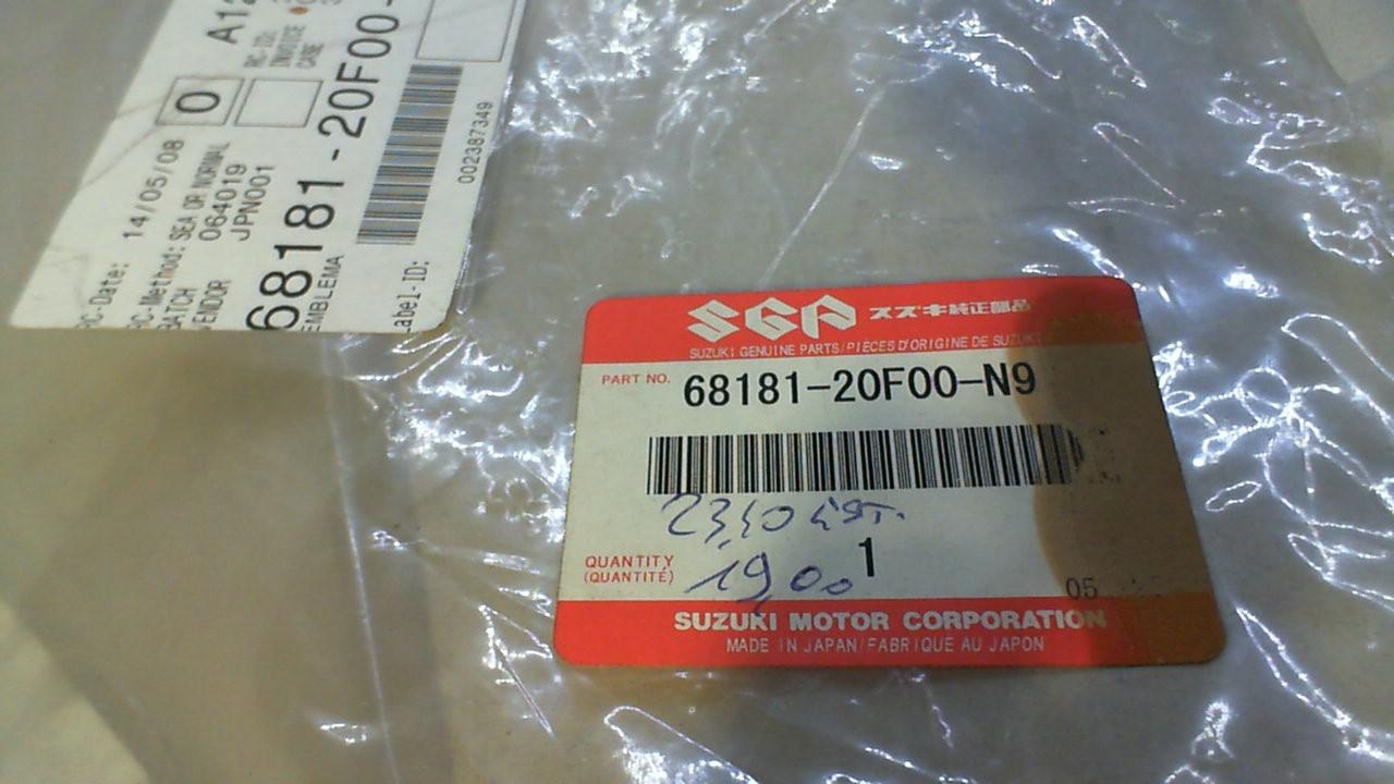 EMBLEMA SV 650 S 1999-2001 SUZUKI 68181-20F00-N9V - immagine 3