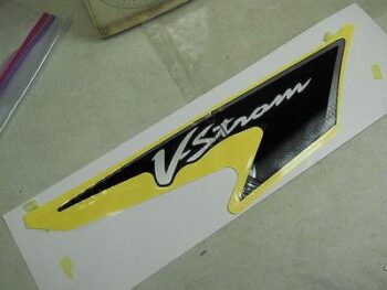 ADESIVO DX V -STROM 07-09 SUZUKI 68685-27G10-DTH