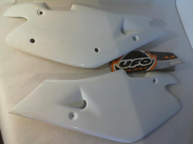 UFO HU03304041 FIANCATINE LATERALI HUSQVARNA CR 125 00-03 bianco/white