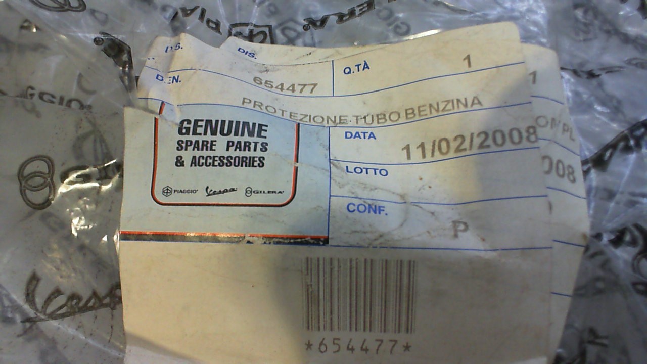 PROTEZIONE TUBO BENZINA GP 800 GILERA 654477 - immagine 4