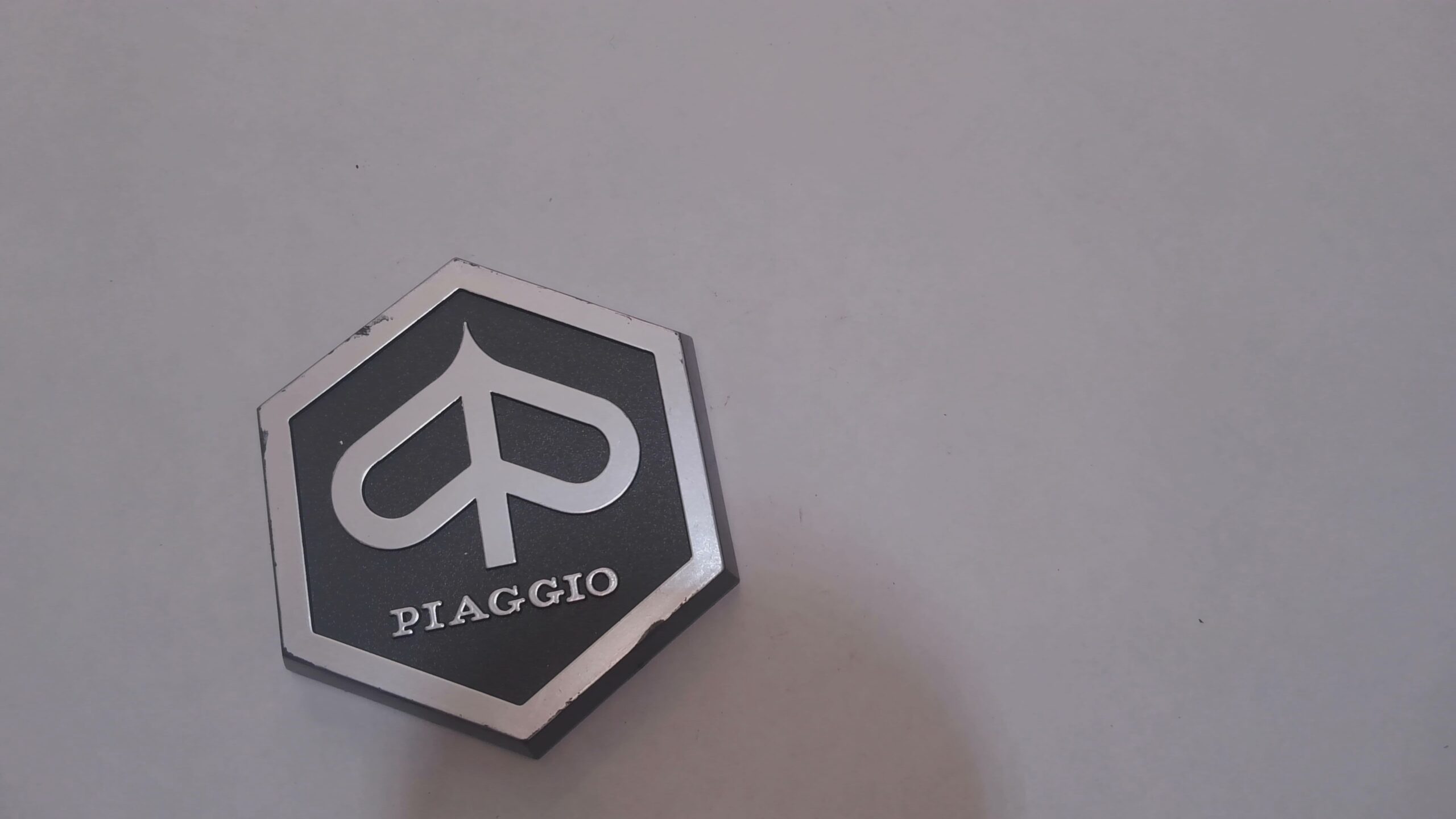 SCUDETTO ESAGONALE PIAGGIO APE P501 P 601 PIAGGIO 182208