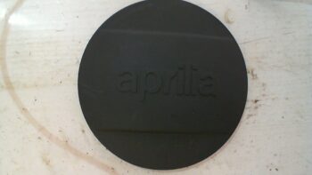 COPERCHIO LOGO CARTER TRASMISSIONE APRILIA ATLANTIC 200 CM155103 ex 8580236
