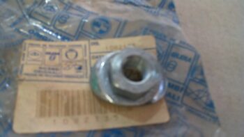 DADO CON SELLETTA BULLONE RUOTA APE MP 501 601 CAR P1-P2-P3 PIAGGIO 1082135