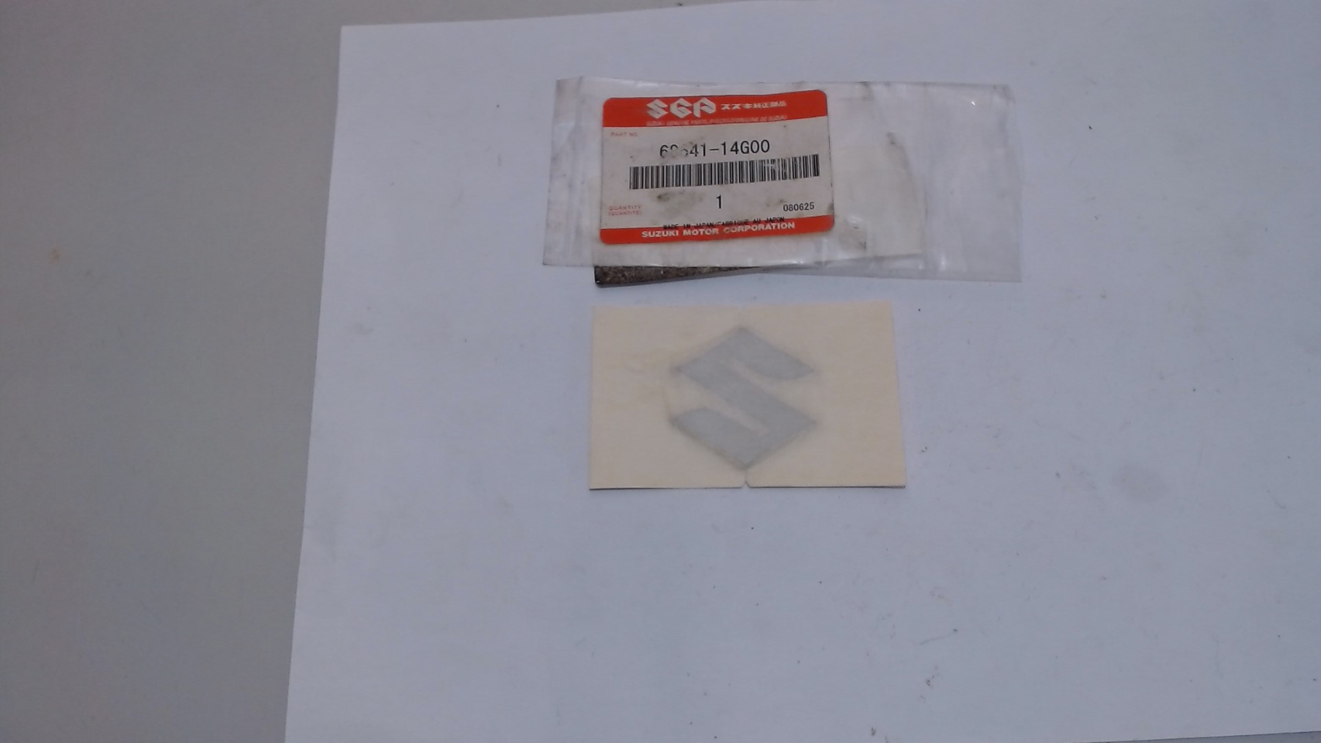 EMBLEMA S BURGMAN 250-400 SUZUKI 68641-14G00 - immagine 2