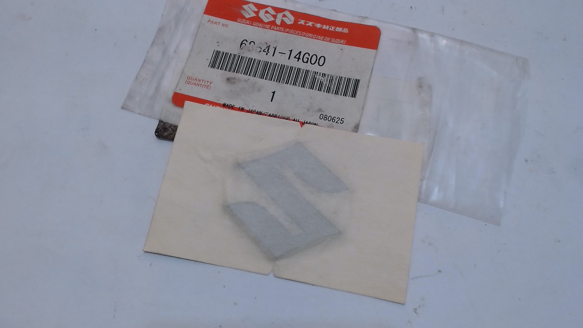 EMBLEMA S BURGMAN 250-400 SUZUKI 68641-14G00 - immagine 3
