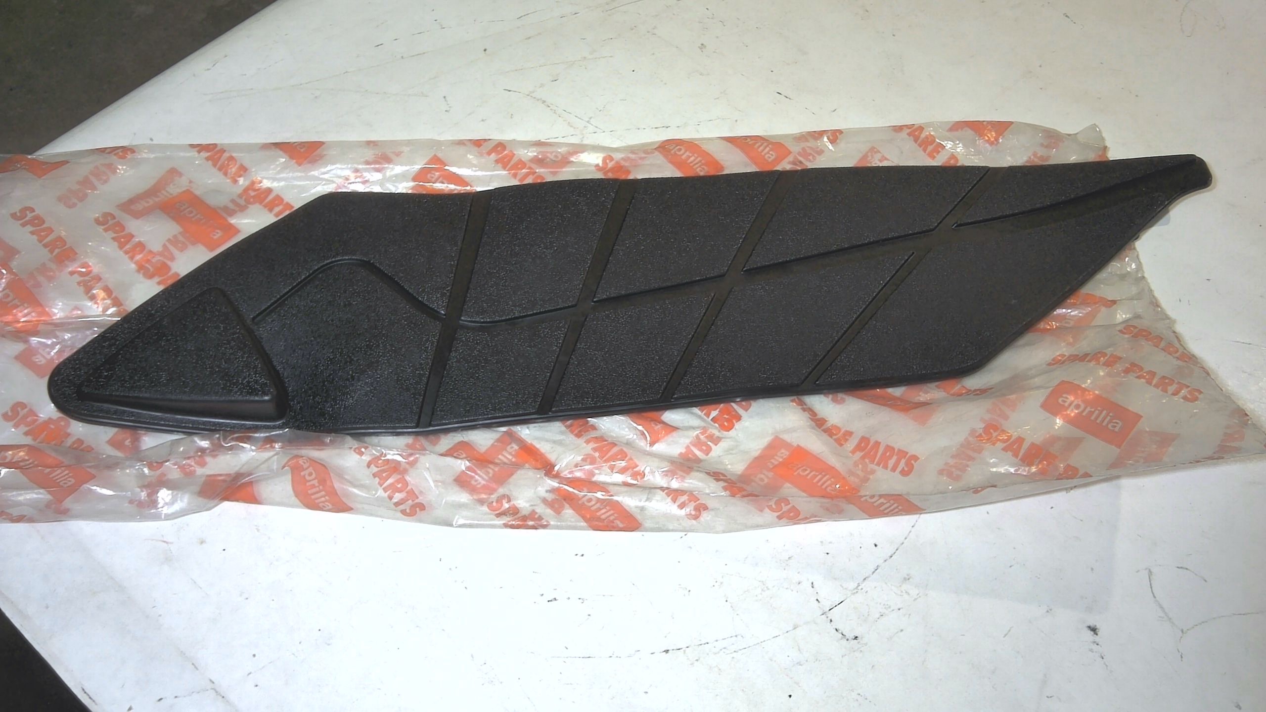 TAPPETO POGGIAPIEDI SX ATLANTIC APRILIA 8149480