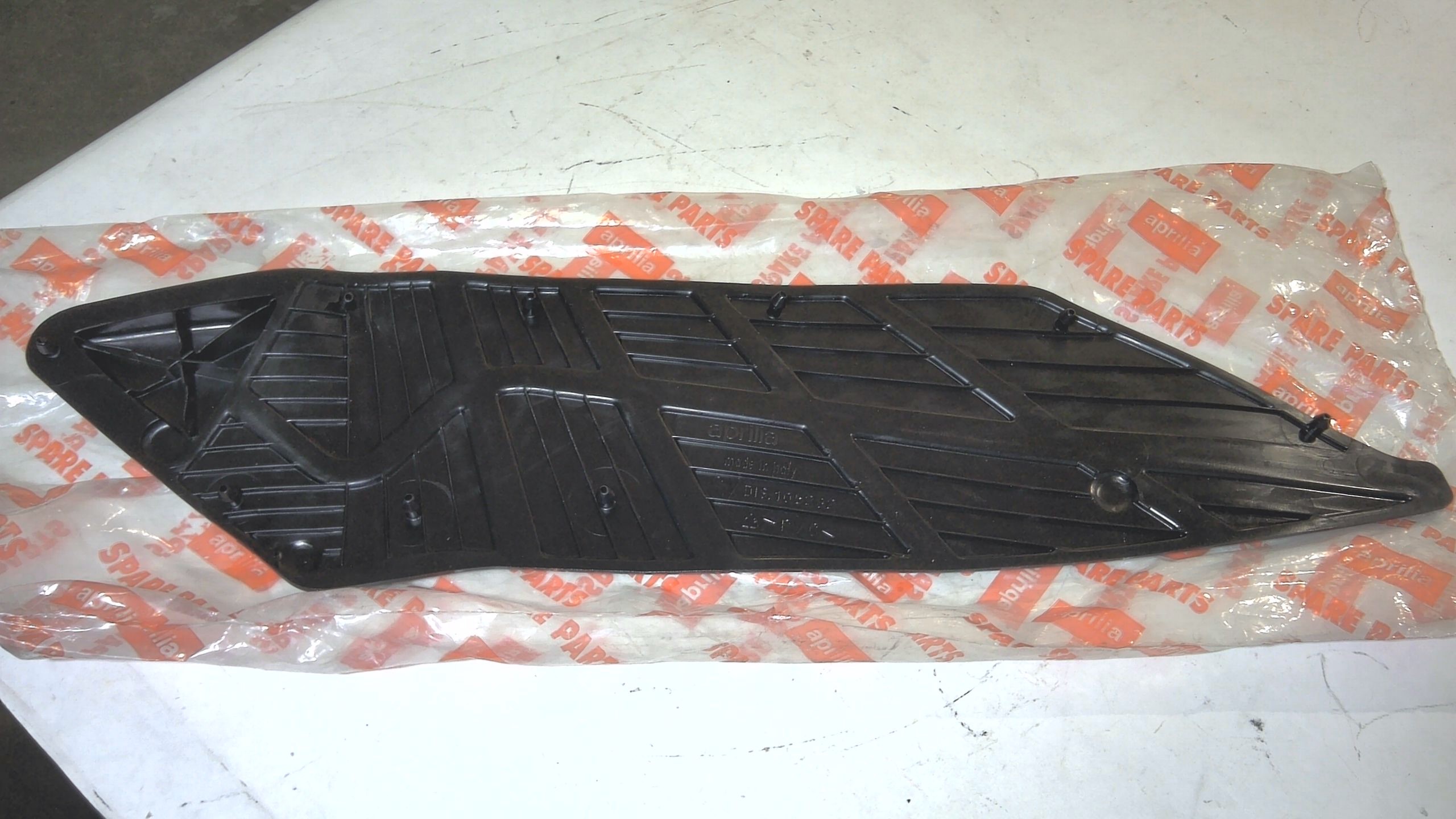 TAPPETO POGGIAPIEDI SX ATLANTIC APRILIA 8149480 - immagine 3