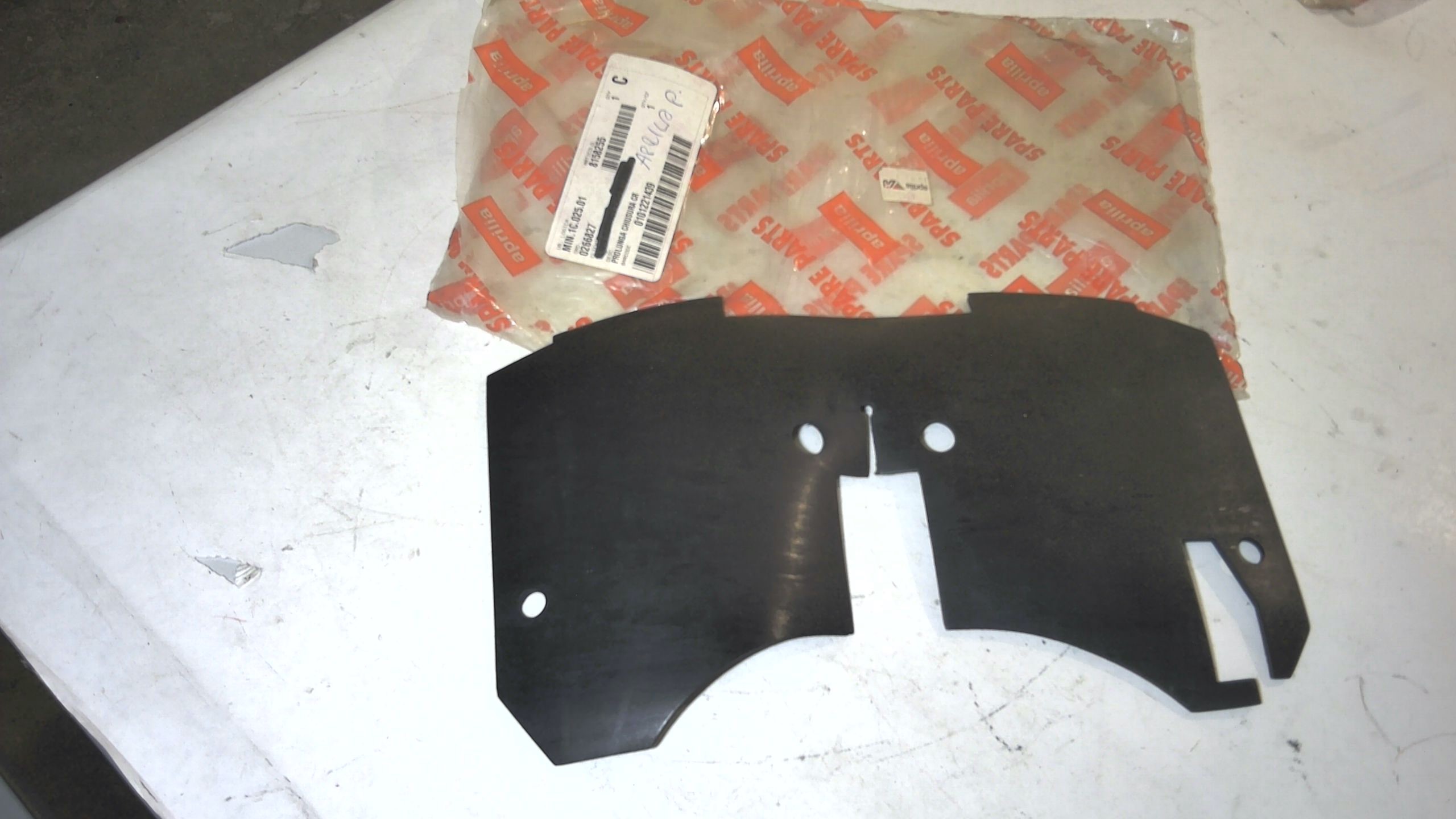 PROLUNGA CHIUSURA CRUSCOTTO CAPONORD APRILIA AP8158255 - immagine 2
