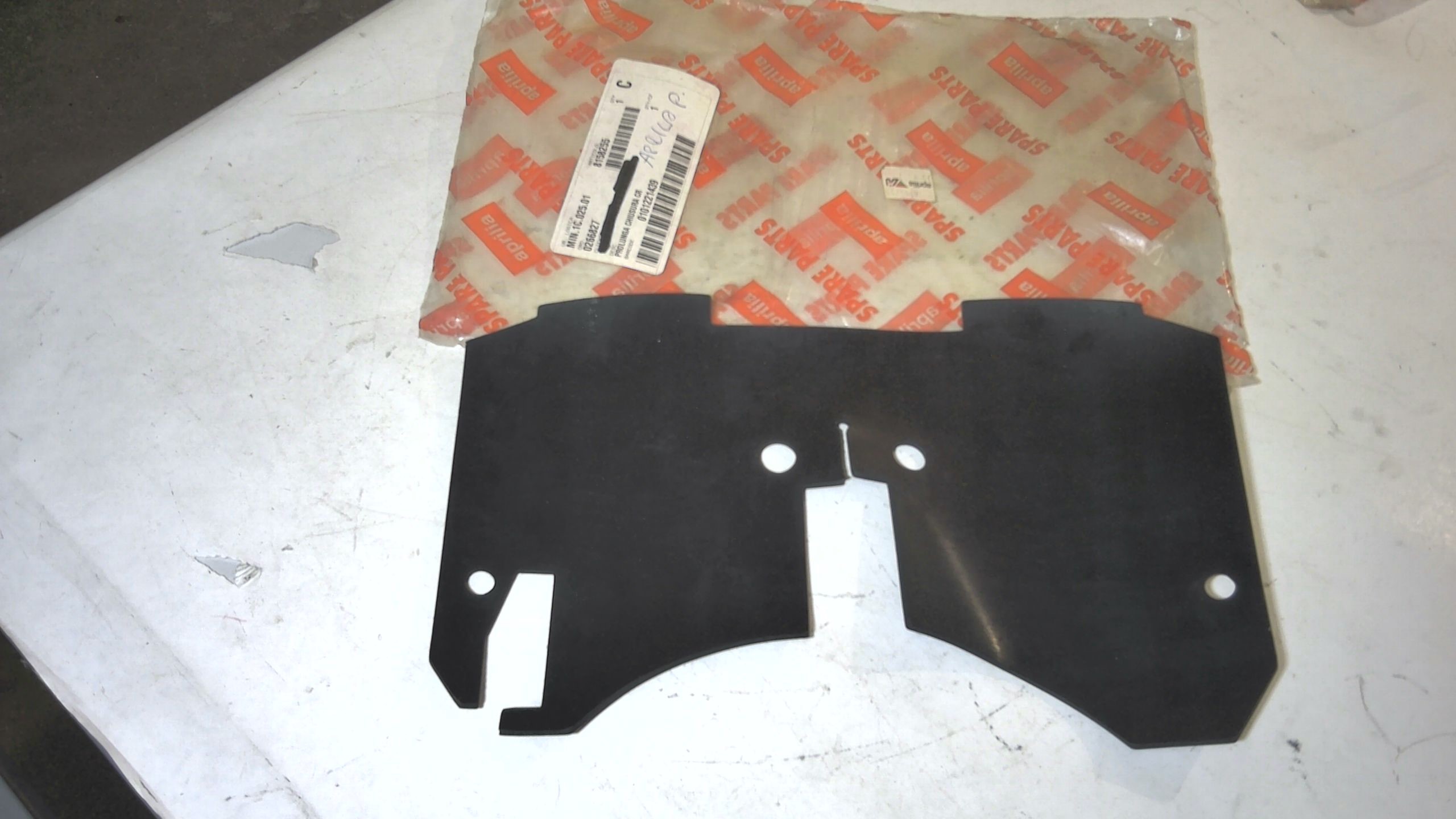 PROLUNGA CHIUSURA CRUSCOTTO CAPONORD APRILIA AP8158255