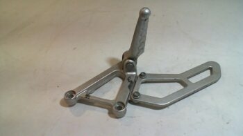 SUPPORTO DX PEDANA PILOTA APRILIA RSV - TUONO 1000 USATA