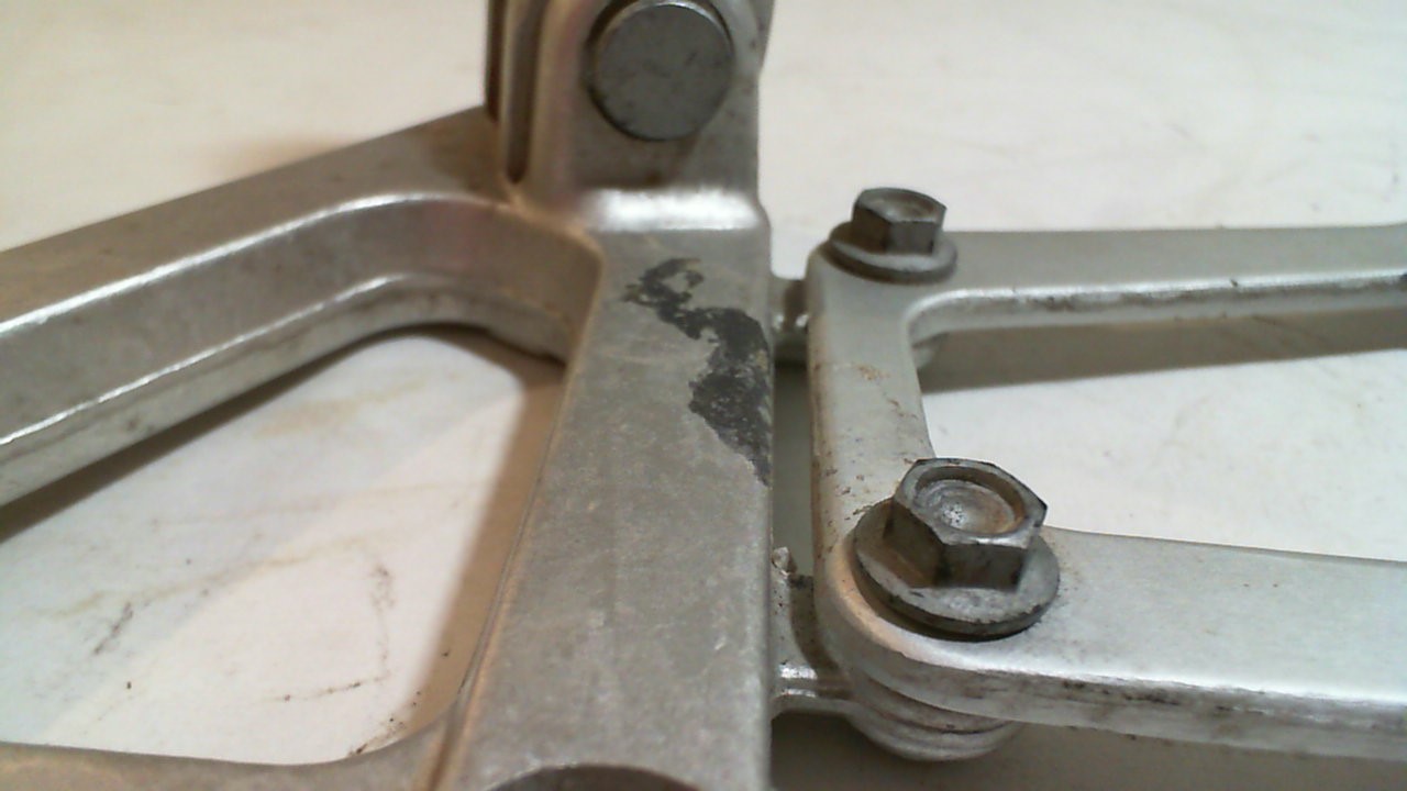 SUPPORTO DX PEDANA PILOTA APRILIA RSV - TUONO 1000 USATA - immagine 4