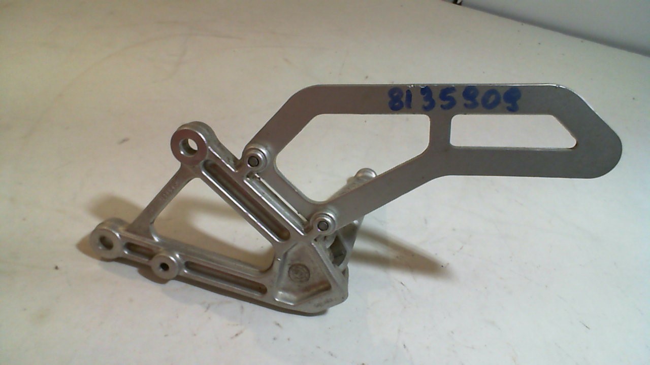 SUPPORTO DX PEDANA PILOTA APRILIA RSV - TUONO 1000 USATA - immagine 5