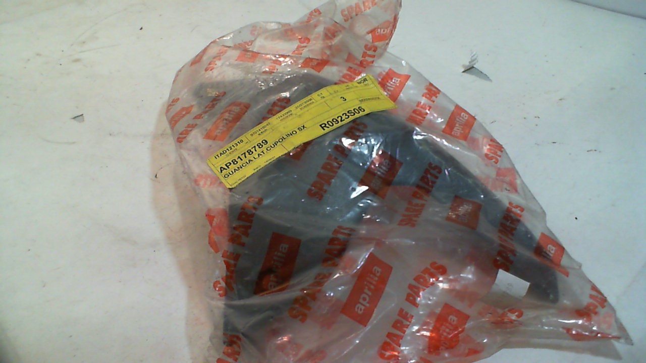 COPERCHIO PORTAOGGETTI AMICO APRILIA AP8239121 - immagine 2