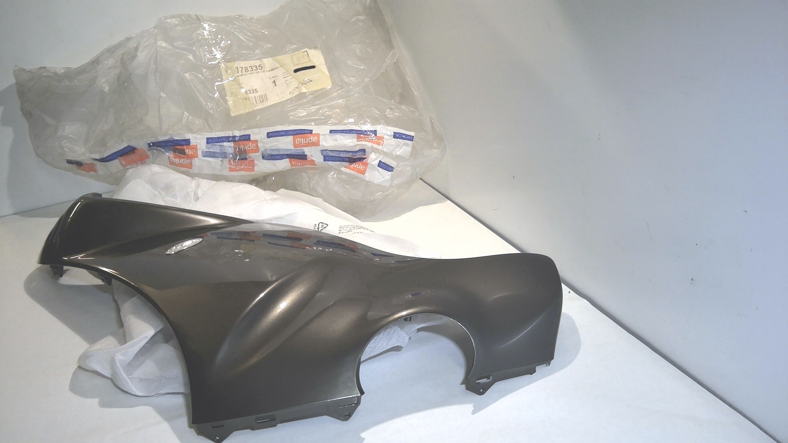 SEMISCUDO ANT. DX SCARABEO APRILIA AP8178335