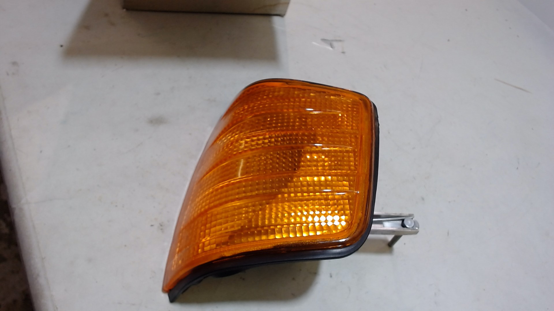 FRECCIA ANT SX. MERCEDES-BENZ 190 W 201 ARANCIONE