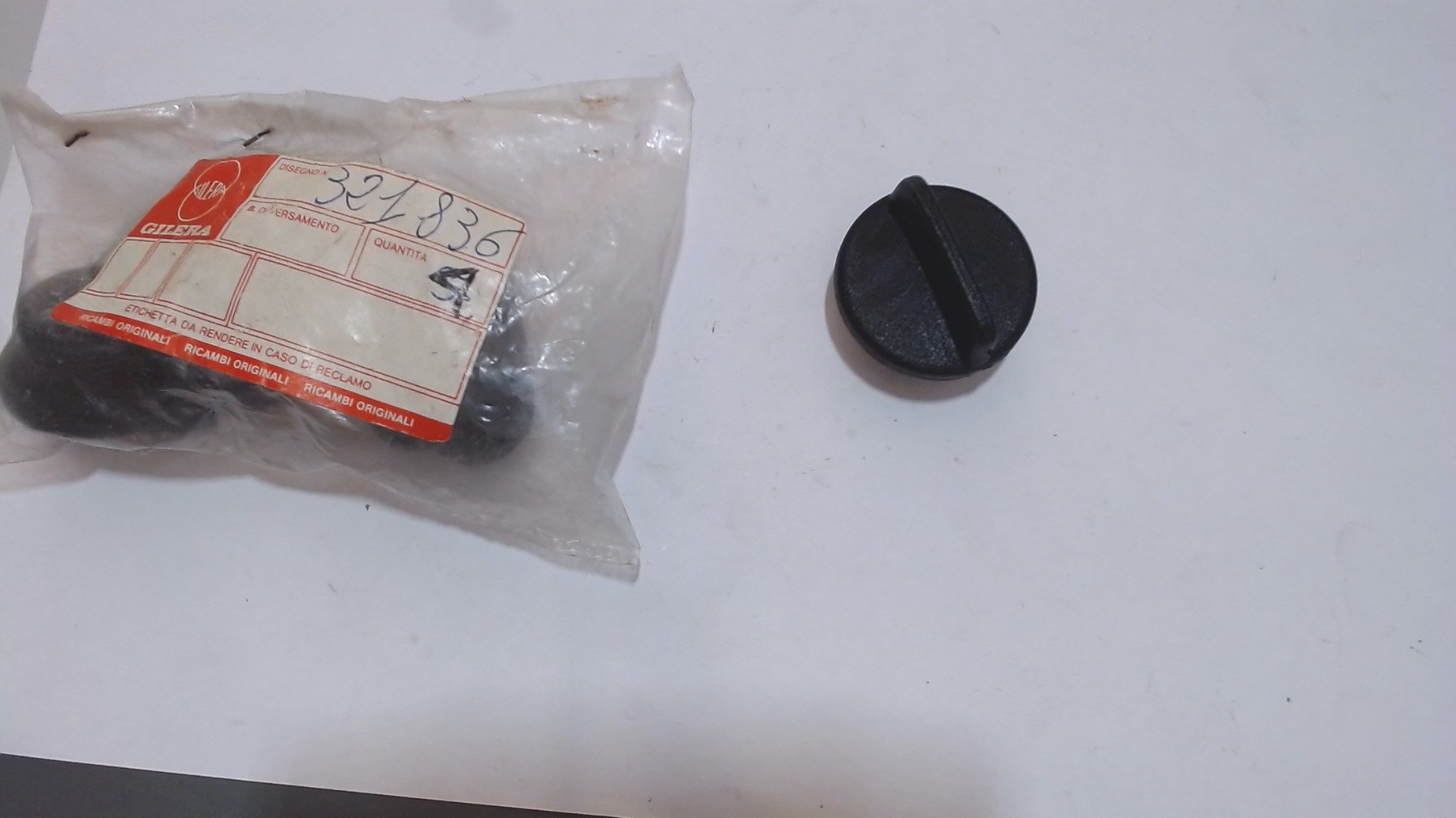 TAPPO ALIMENTAZIONE OLIO MOTORE RC 600 GILERA 321836 - immagine 3