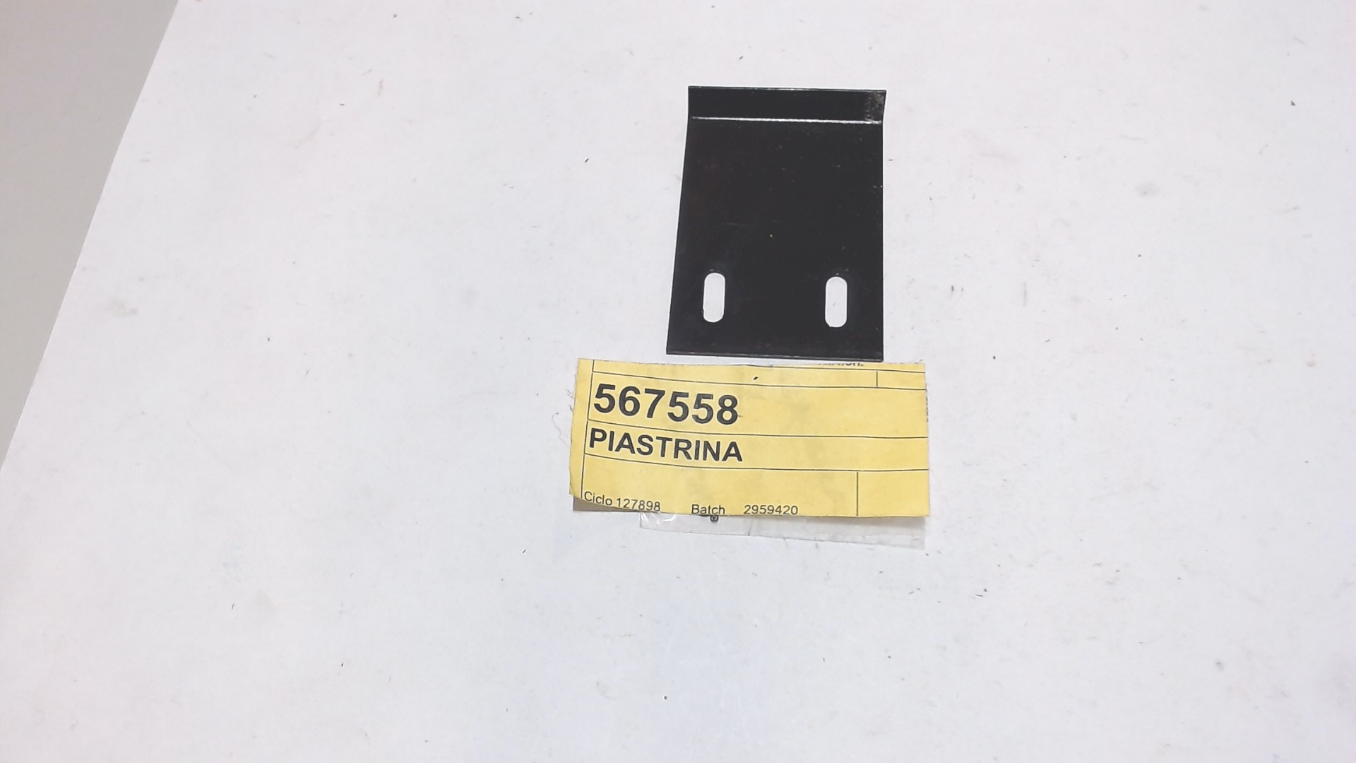 PIASTRINA CHIUSURA FINESTRINO APE 50 PIAGGIO 567558