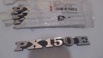 TARGHETTA SCRITTA COFANO BAULETTO LATERALE PIAGGIO VESPA PX 150 E CIF 5770/A PIAGGIO 194718