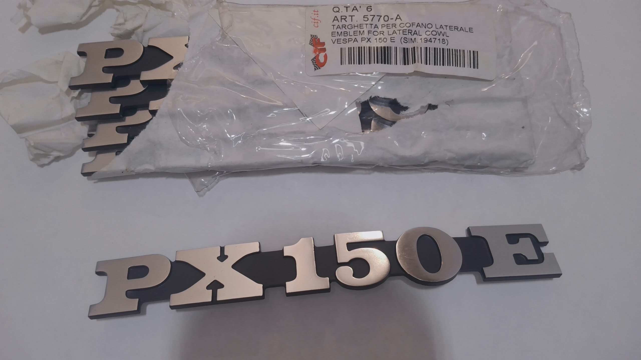TARGHETTA SCRITTA COFANO BAULETTO LATERALE PIAGGIO VESPA PX 150 E CIF 5770/A PIAGGIO 194718