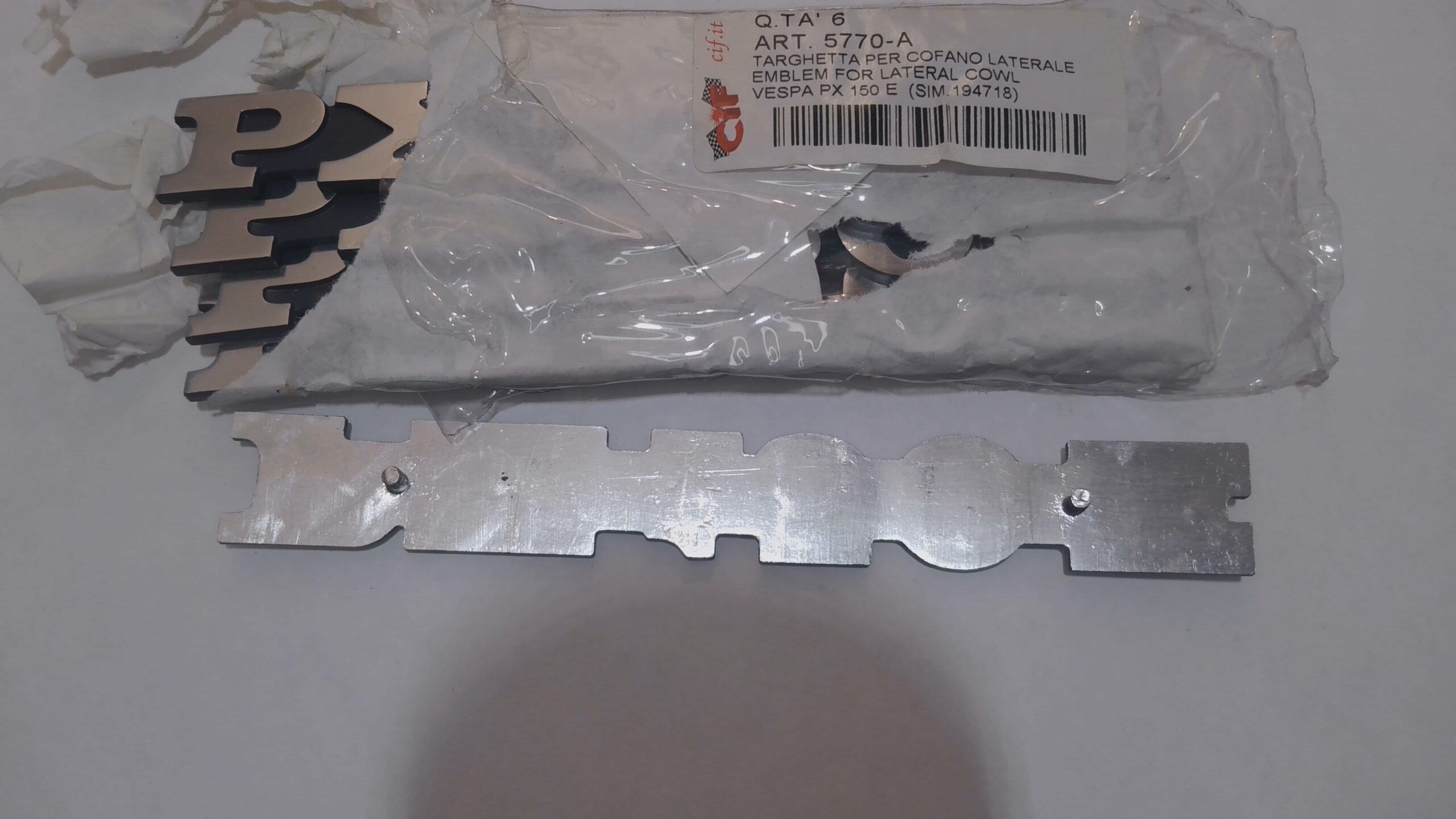 TARGHETTA SCRITTA COFANO BAULETTO LATERALE PIAGGIO VESPA PX 150 E CIF 5770/A PIAGGIO 194718 - immagine 3