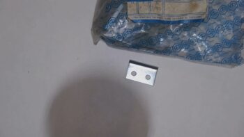 PIASTRINA FISSAGGIO CINGHIA PORTIERA APE TM 703 PIAGGIO 129752