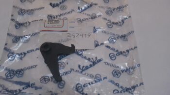 GANCIO FERMO BAULETTO ANTERIORE VESPA PIAGGIO 252419