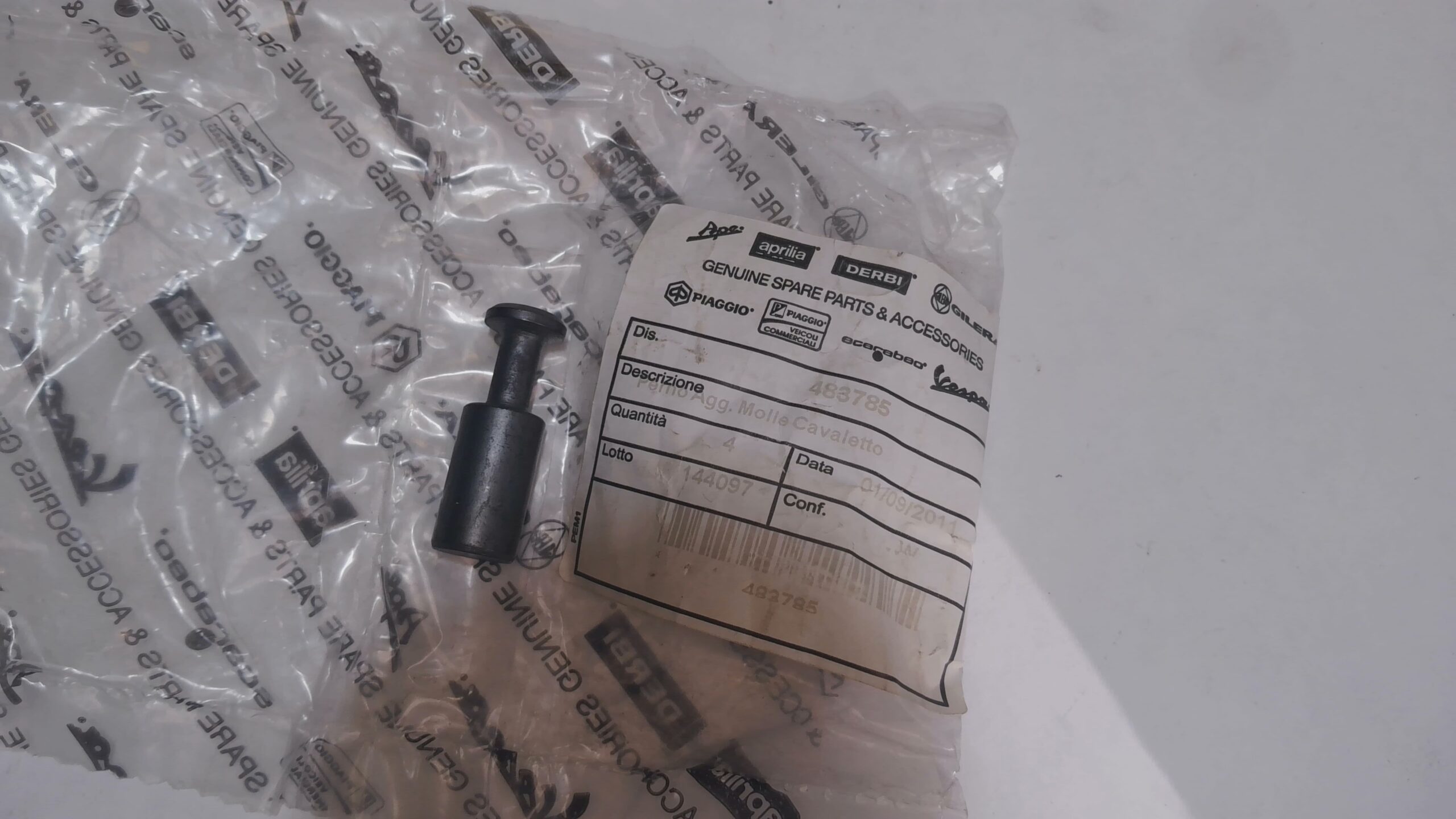 PERNO AGGANGIO MOLLA CAVALLETTO APRILIA-GILERA-PIAGGIO 483785