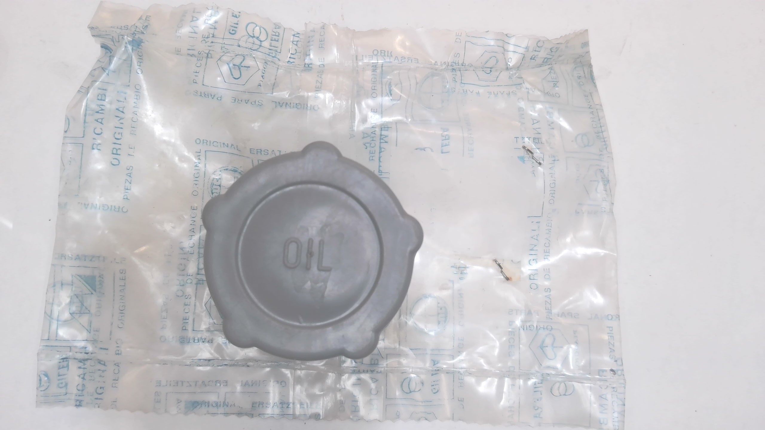 TAPPO SERBATOIO OLIO VESPA PX 125-150 - 200 E PIAGGIO 102585