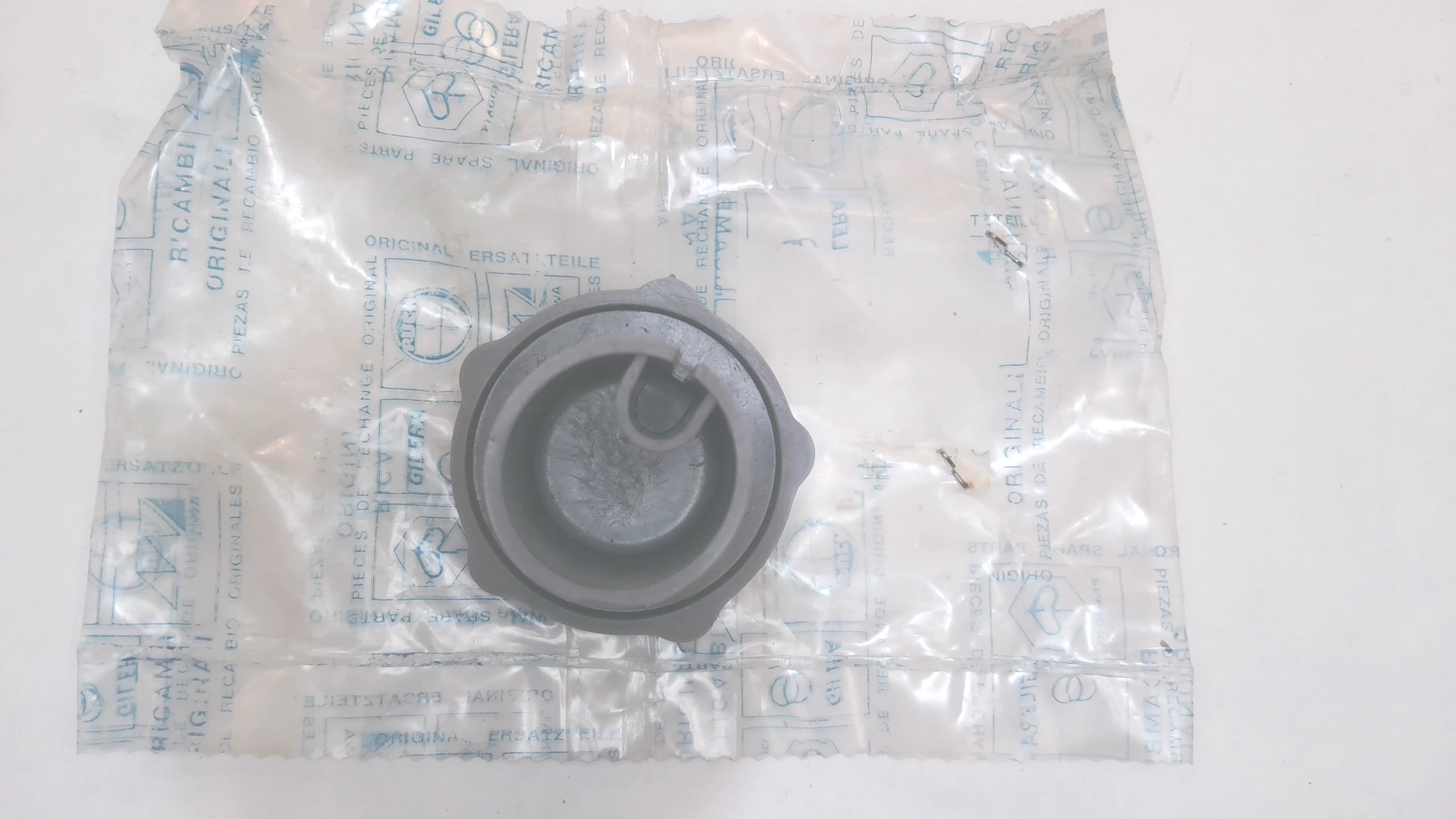 TAPPO SERBATOIO OLIO VESPA PX 125-150 - 200 E PIAGGIO 102585 - immagine 3