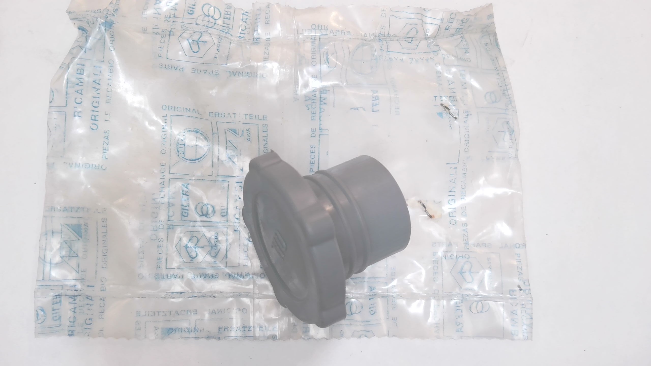 TAPPO SERBATOIO OLIO VESPA PX 125-150 - 200 E PIAGGIO 102585 - immagine 4
